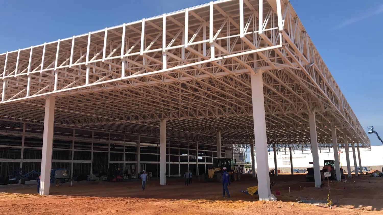 Estrutura metálica de obra comercial de grande porte em execução