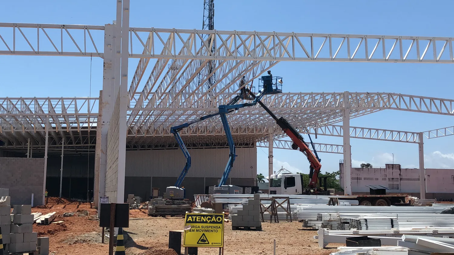 Montagem de tesouras metálicas com plataforma elevatória