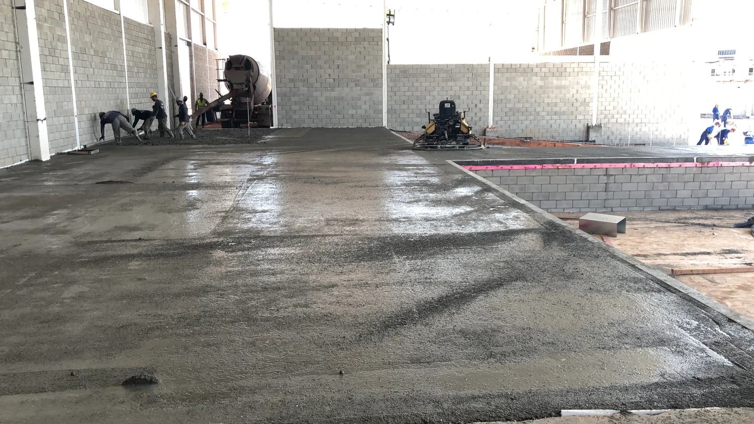 Concretagem de piso em obra comercial