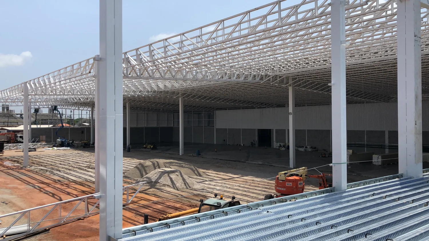 Interior de galpão comercial em fase de acabamento