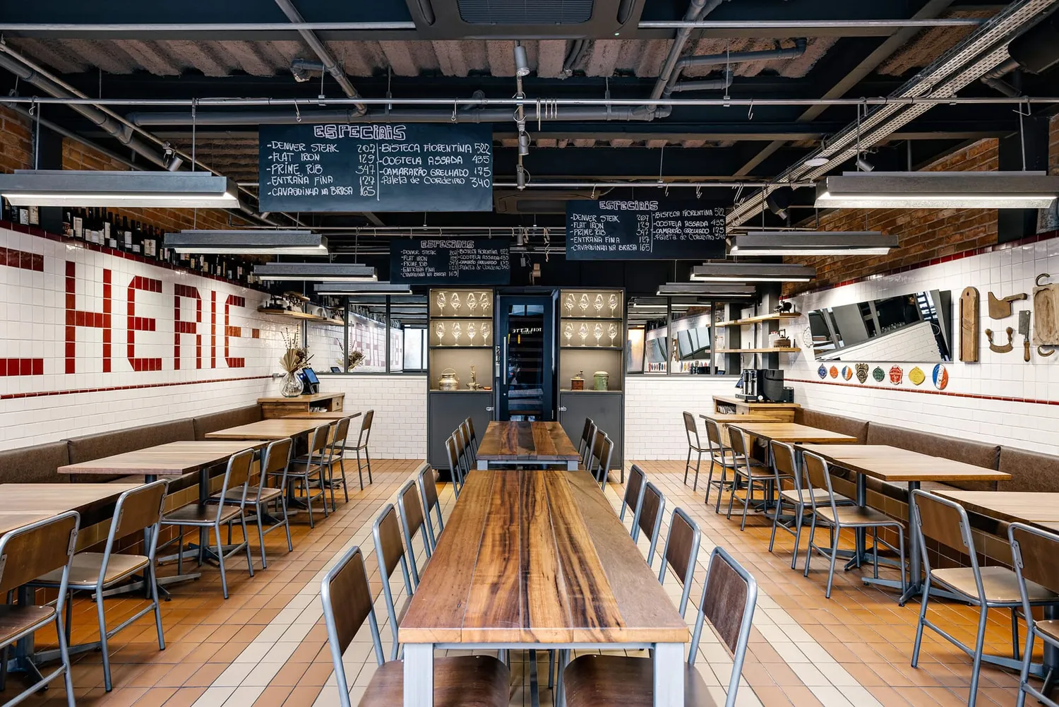 Restaurante comercial finalizado — salão com marcenaria e iluminação