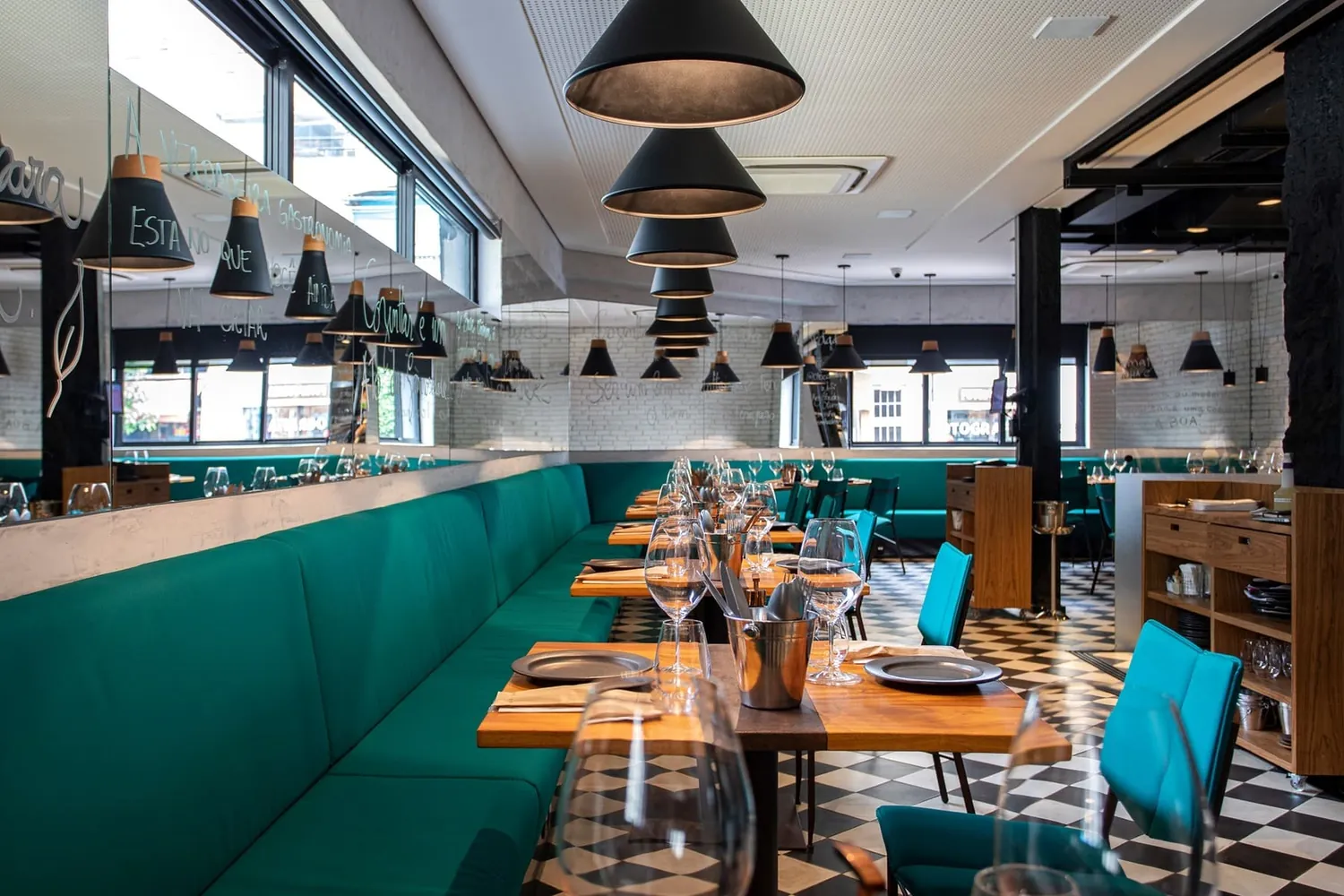 Restaurante entregue pela Arpe Engenharia — salão finalizado