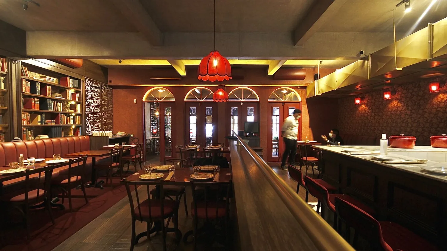 Restaurante entregue — ambiente interno completo